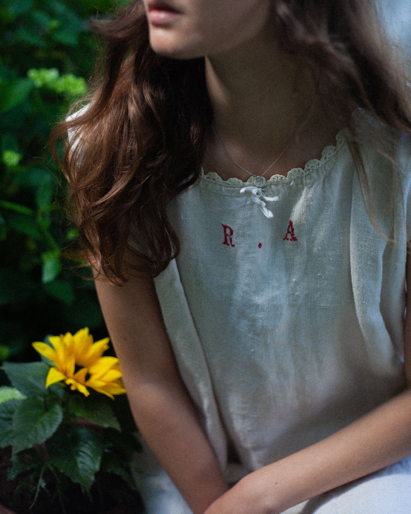 ROBE ANTIQUE EN LIN BRODÉ