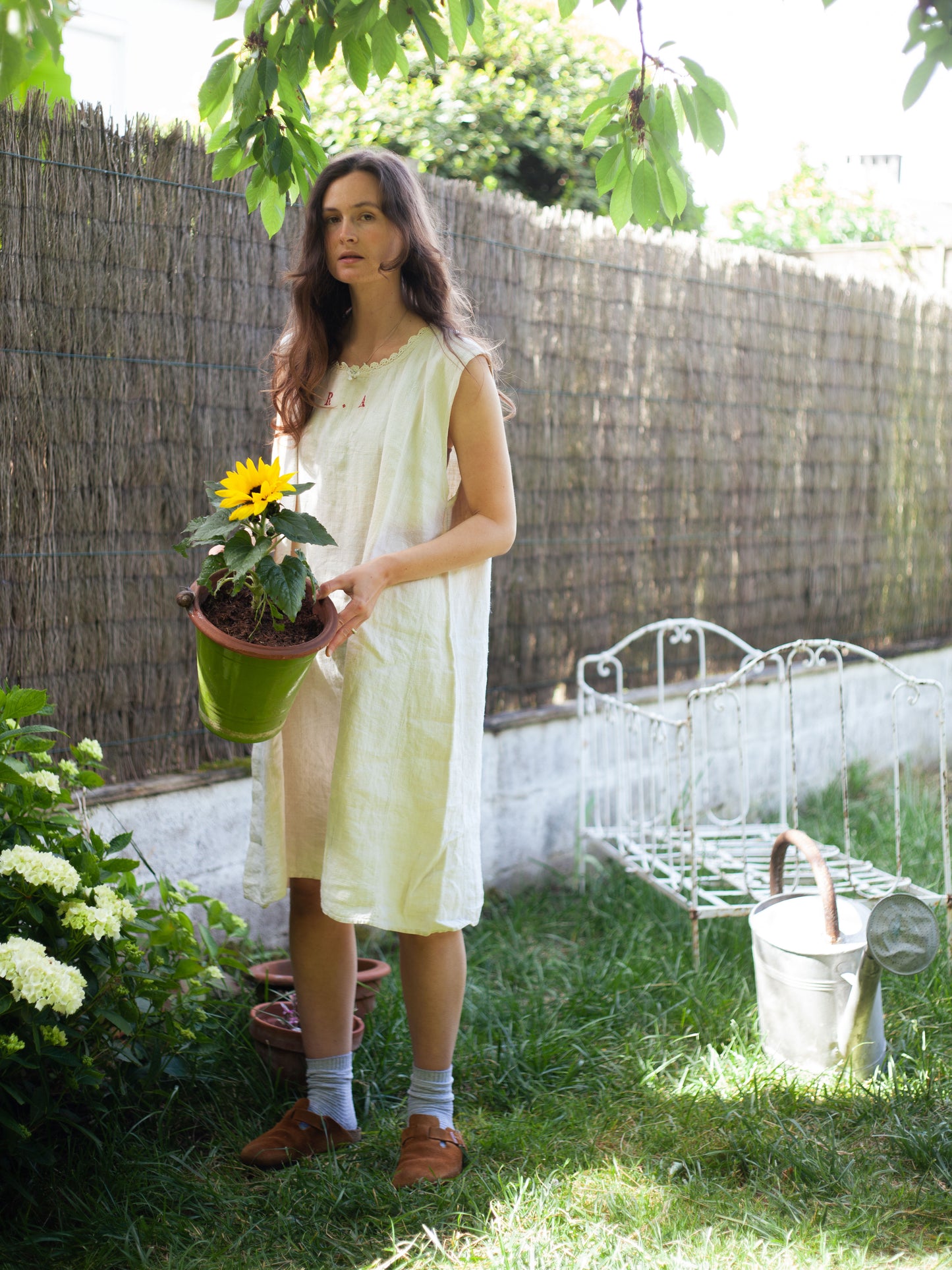 ROBE ANTIQUE EN LIN BRODÉ