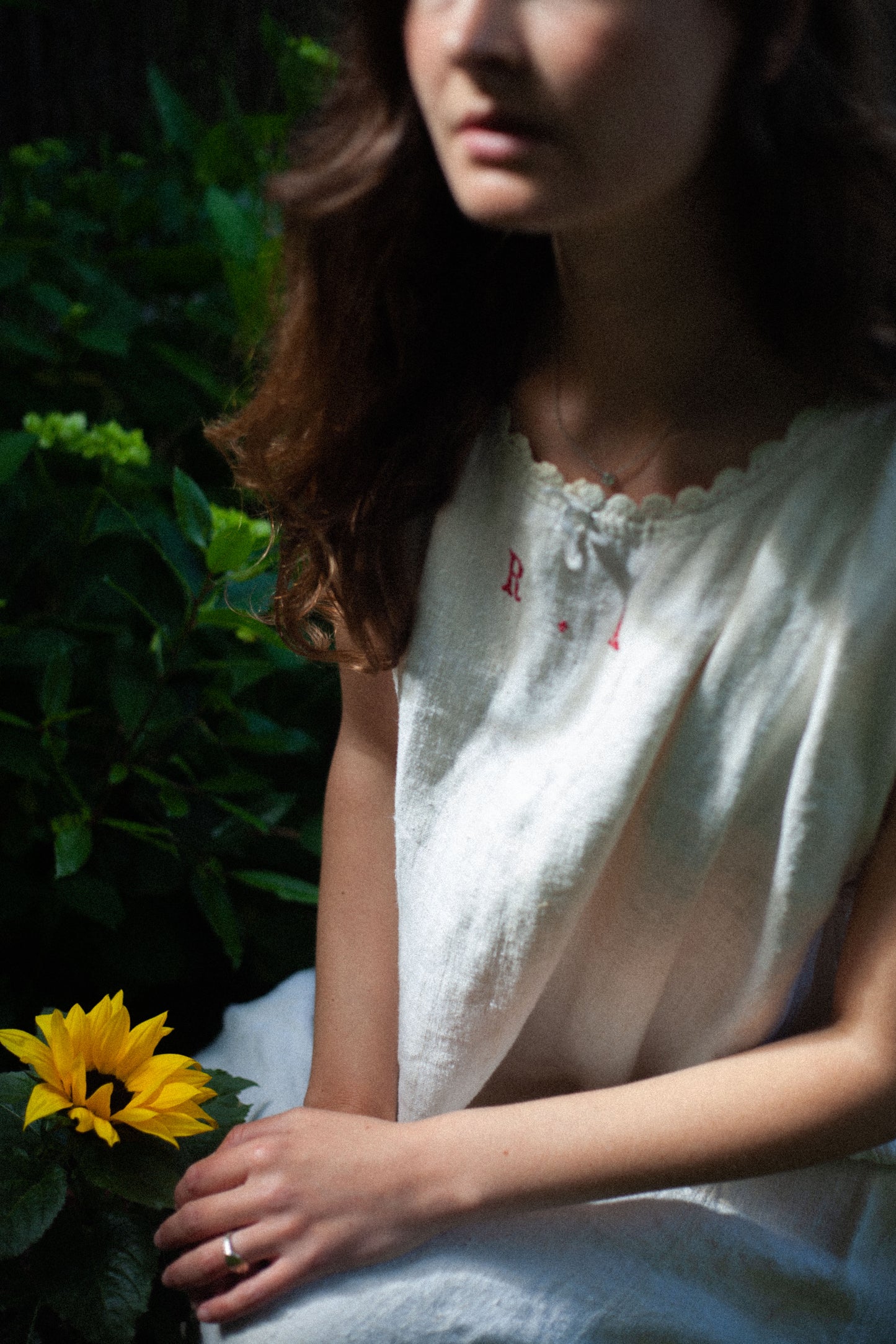 ROBE ANTIQUE EN LIN BRODÉ