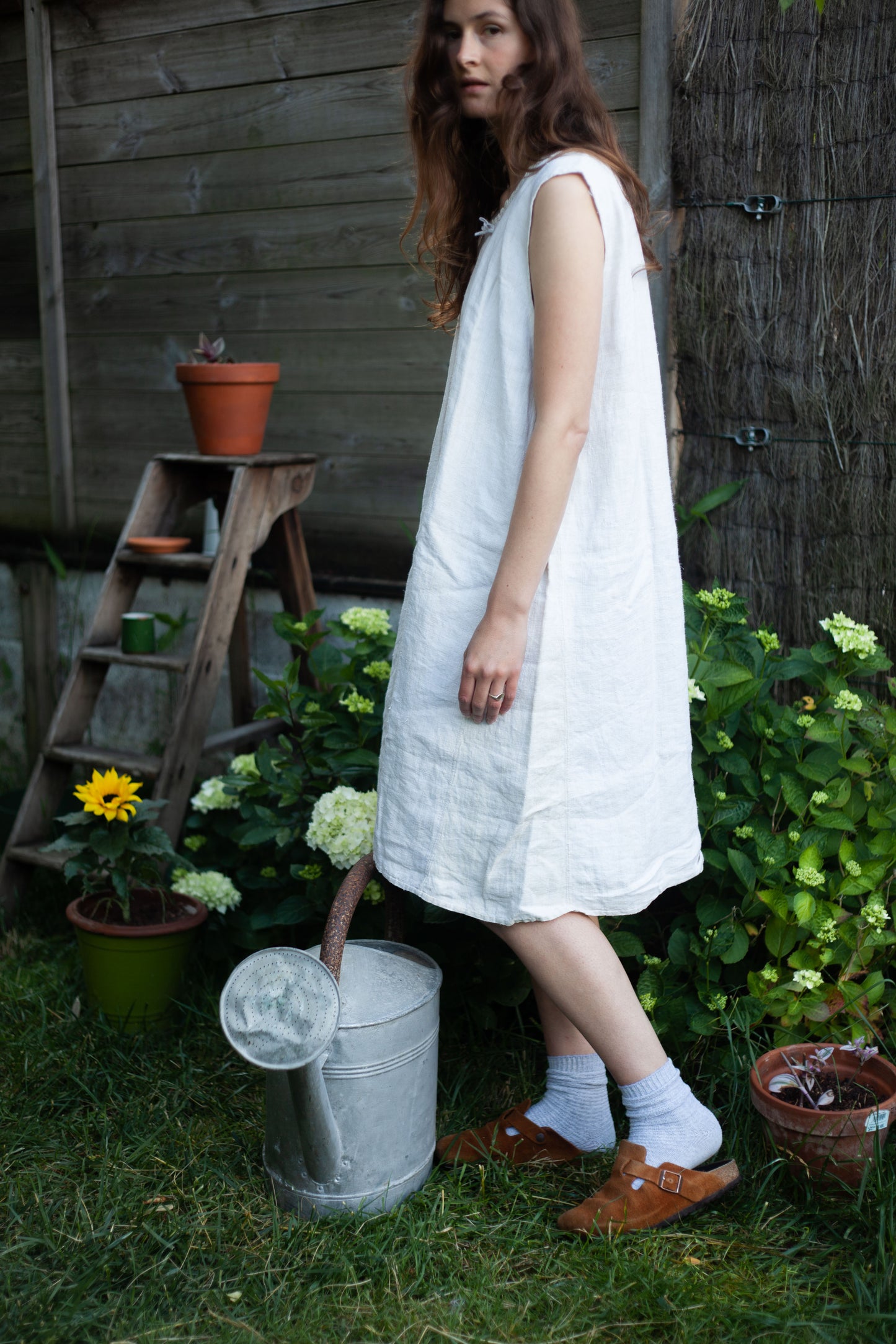 ROBE ANTIQUE EN LIN BRODÉ