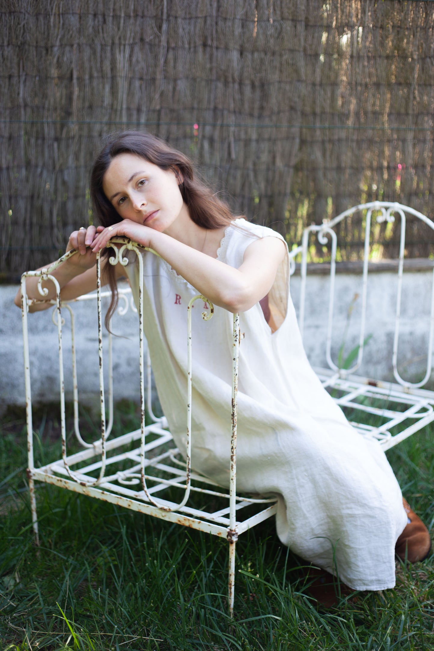 ROBE ANTIQUE EN LIN BRODÉ